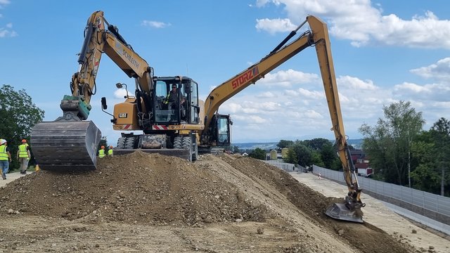 Zwei Bagger auf Baustelle