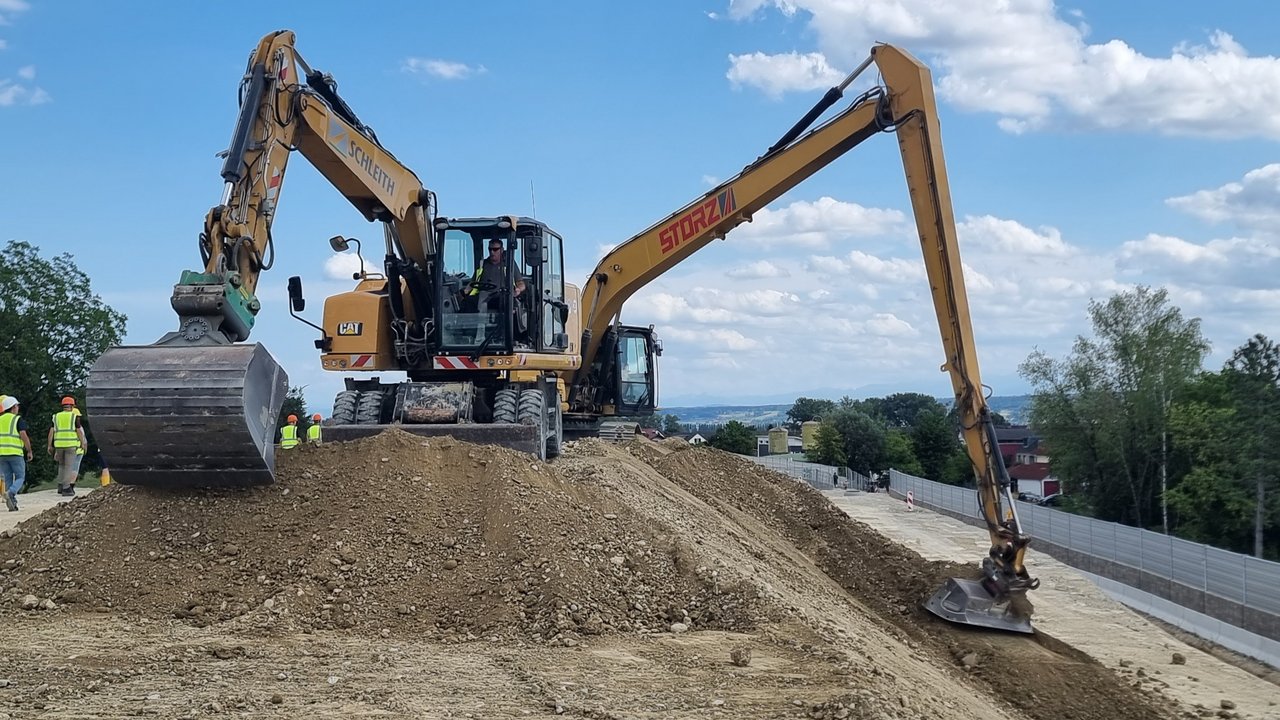 Zwei Bagger auf Baustelle