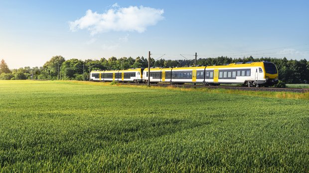 Aktuelle Planfeststellungsverfahren - Eisenbahnen Eine neue Regionalbahn fährt hinter einer Wiese