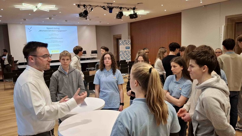 Schüler unterhalten sich untereinander