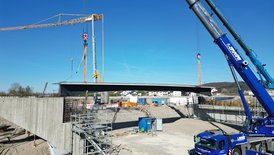 Einhub der Stahlträger beim Wasserkraftwerk