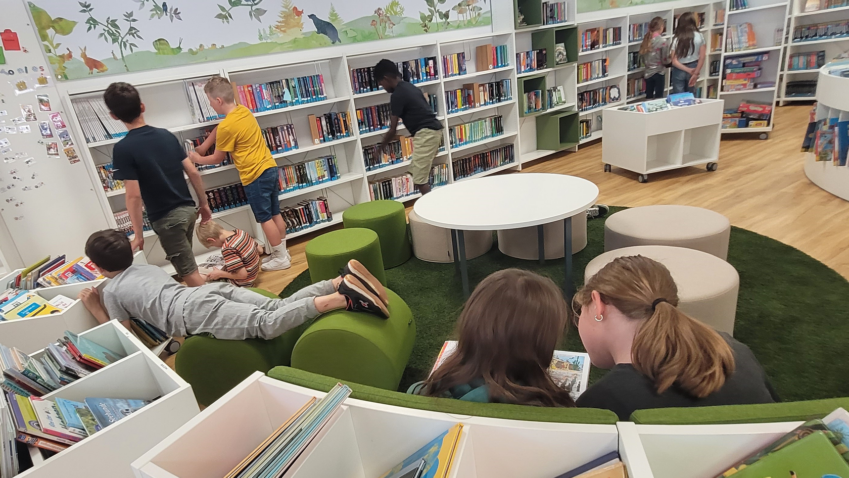 Kinder in einer Bibliothek