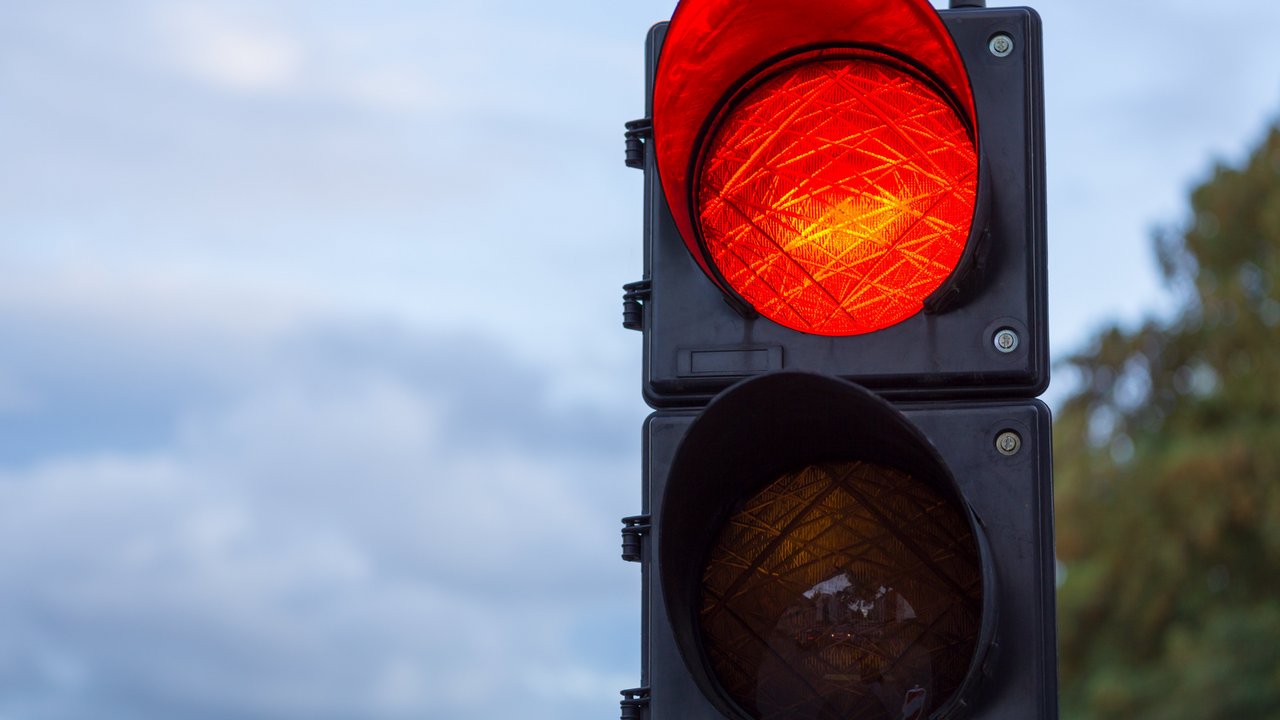 Eine Ampel steht auf "rot"