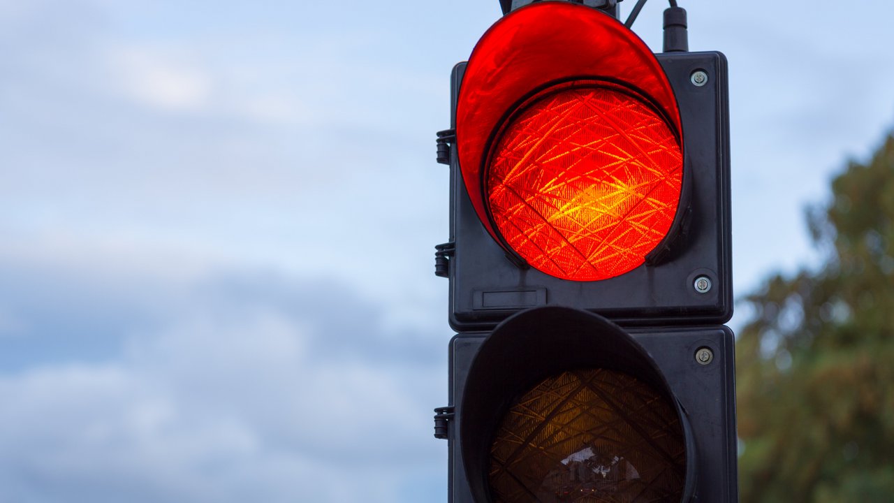 Eine Ampel steht auf "rot"