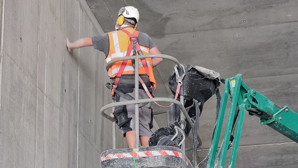 Bauarbeiter auf Hubwagen