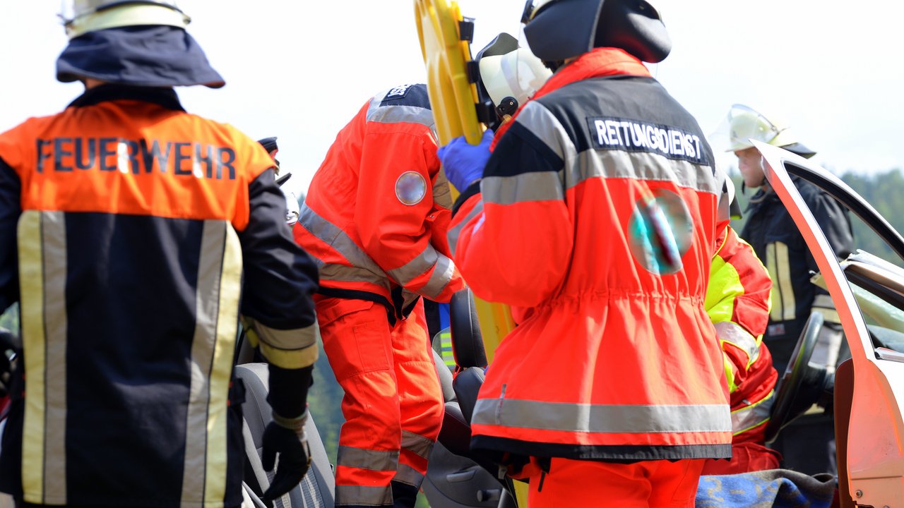 Katastrophenschutz Feuerwehrkräfte bei der Arbeit