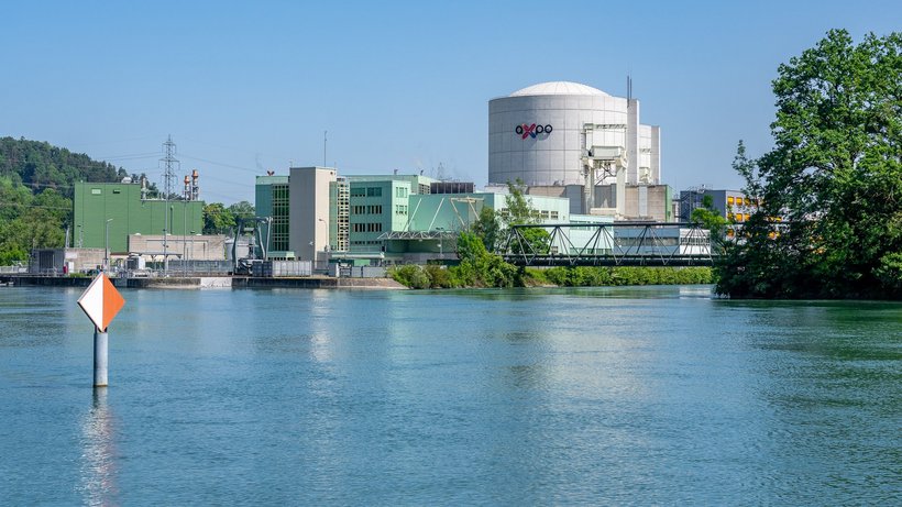 Aufnahme über den Rhein vom Kernkraftwerk Beznau in der Schweiz
