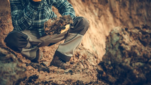 Abteilung 9 - Landesamt für Geologie, Rohstoffe und Bergbau Ein Geologe überprüft Gestein