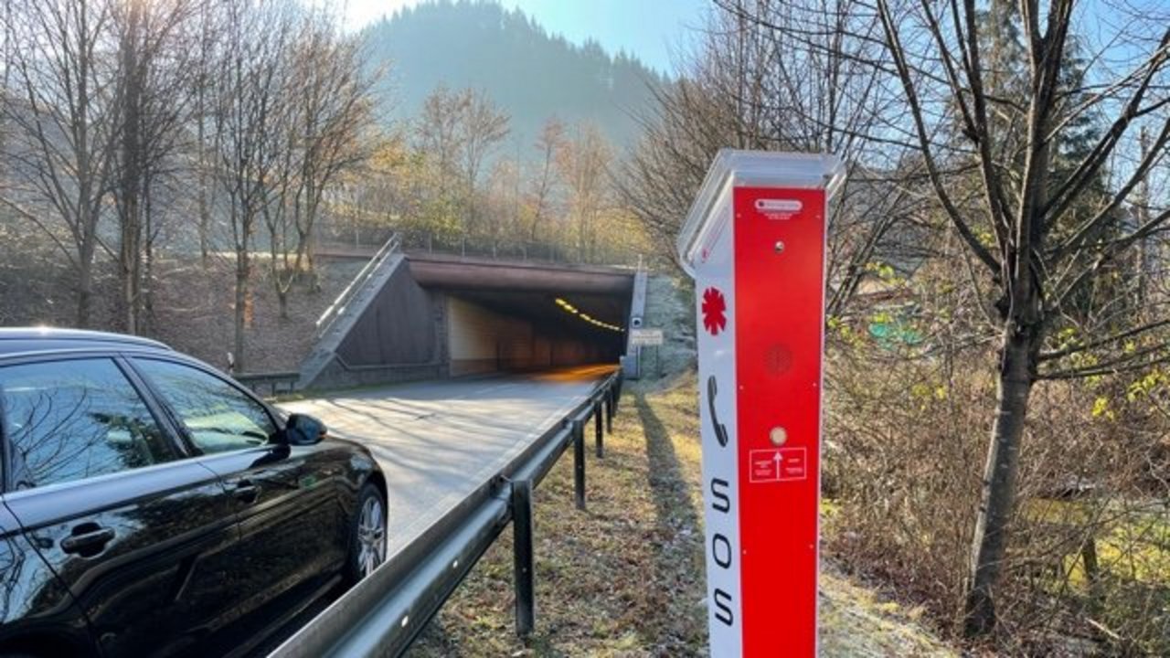 Ein Auto fährt an einer Notrufsäule vor dem Atzenbachtunnel vorbei