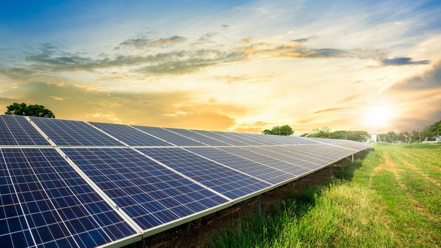 Solarenergie PV-Anlage auf einem Feld