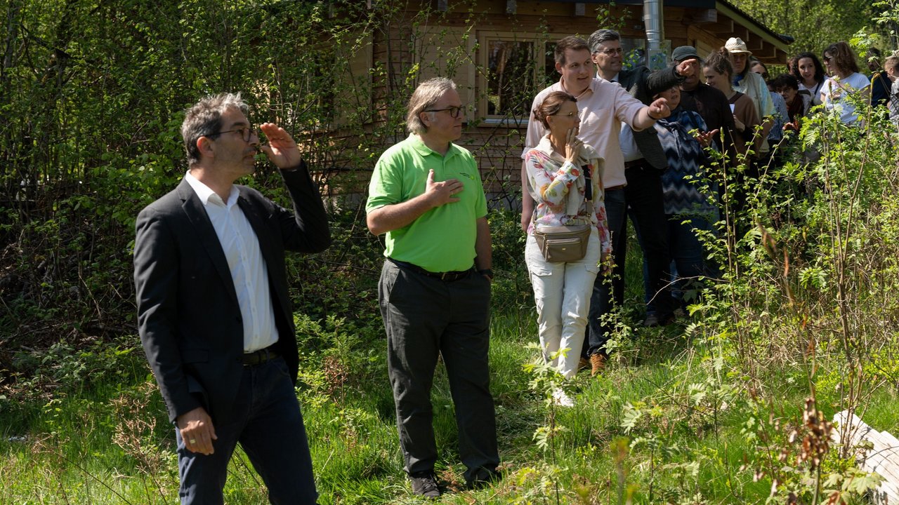 Regierungspräsident Gabbert betrachtet die Natur im Wildniscamp Häusern