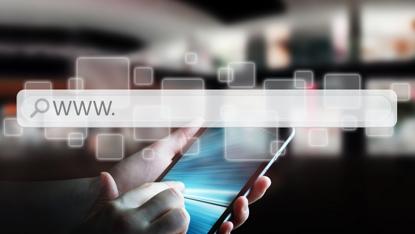 Im Hintergrund ein Handy, im Vordergrund eine Zeile zur Eintragung einer Homepage