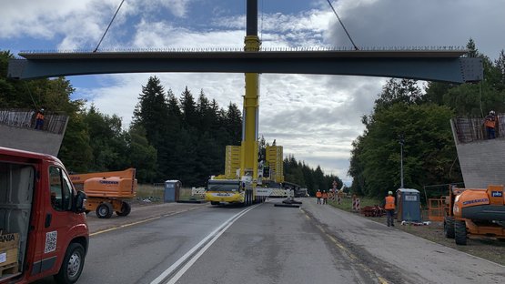 Die Stahlträger beim Einhub im August 2025