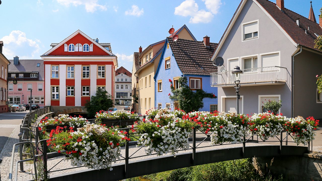 Eine Fußgängerbrücke in Müllheim im Markgräflerland
