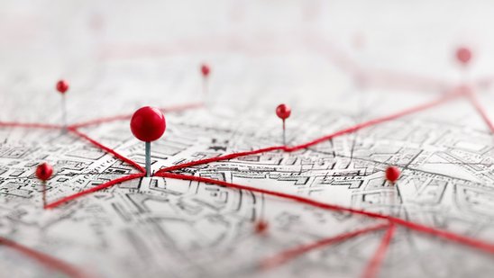 Planungskarte mit Stecknadeln