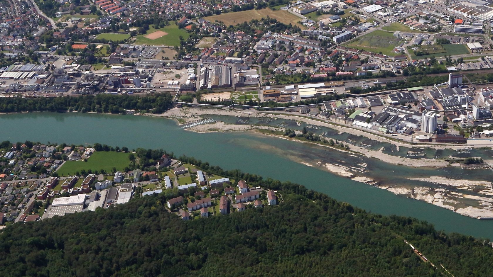 Luftaufnahme des Geländes von Evonik, einer Firma in Rheinfelden