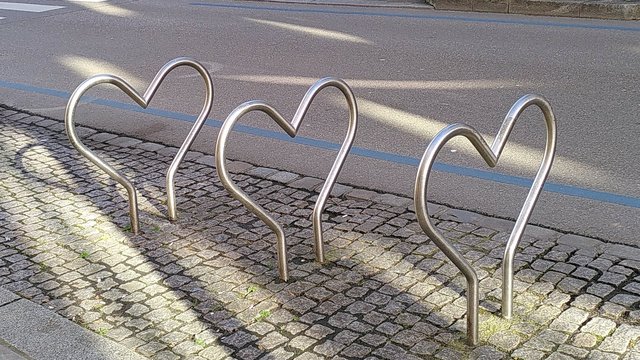 Radabstellplätze aus Herzform