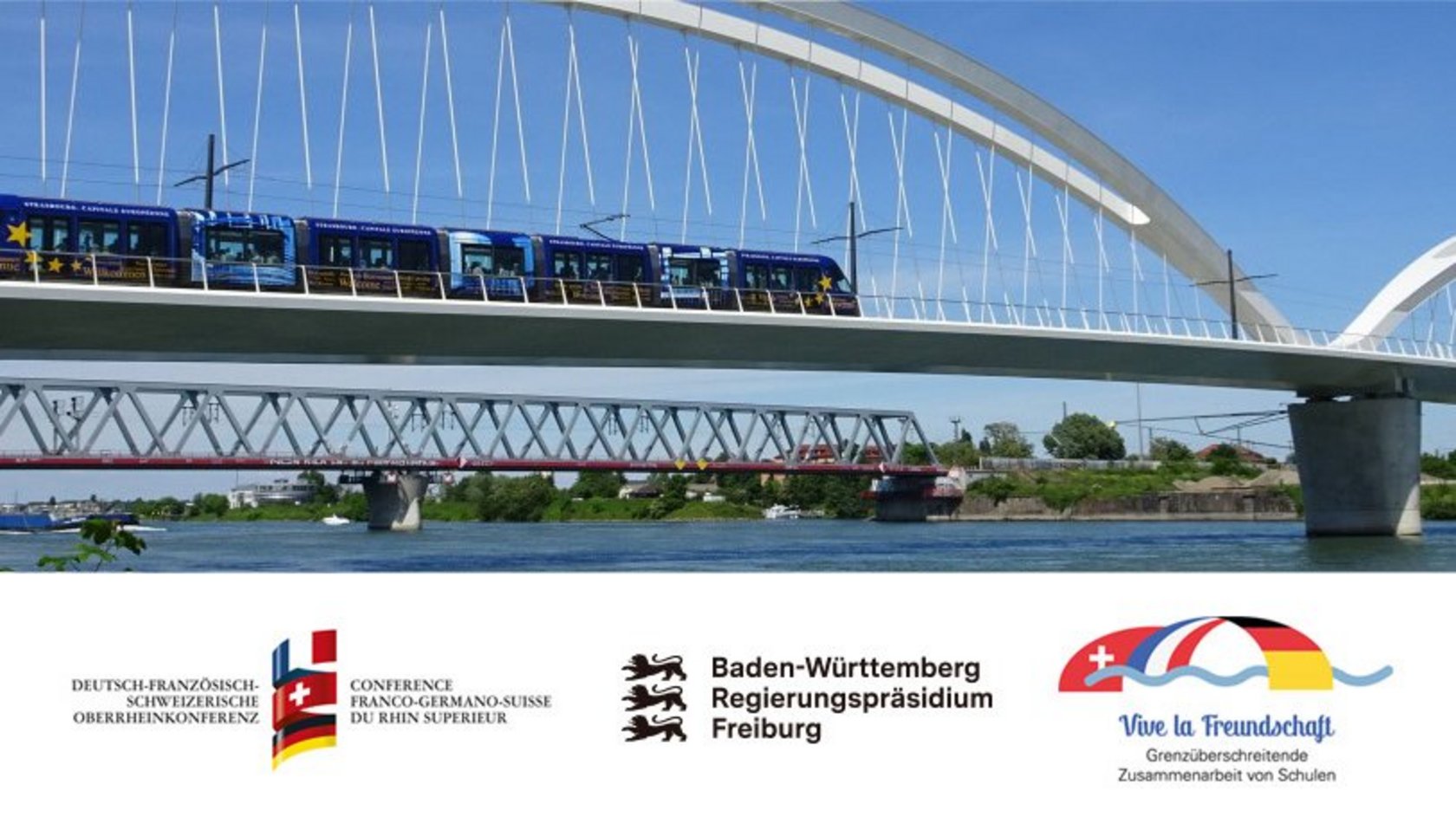 Bahn fährt über eine Brücke 