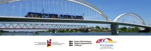 Bahn fährt über eine Brücke 
