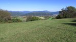 Blick von der Hohen Flum in Richtung Wiesental. Am Horizont ist der Belchen zu sehen.