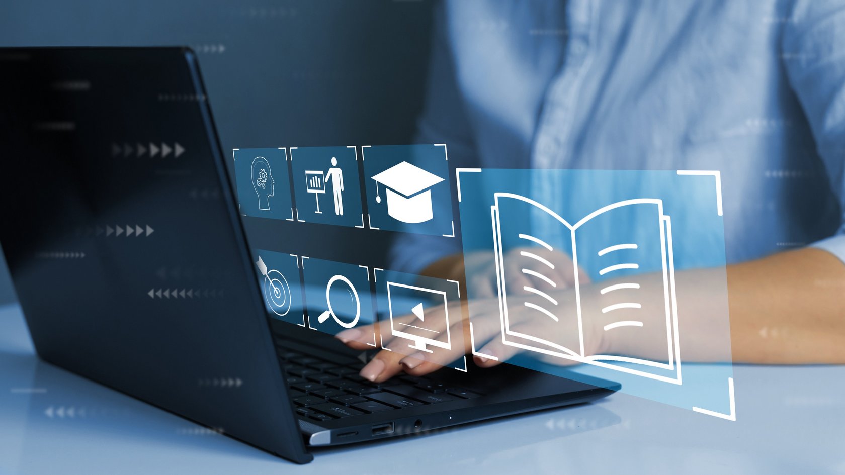 Person tippt auf Laptop, verschiedene Symbole schweben in der Luft (Dokumente, Ordner etc.)