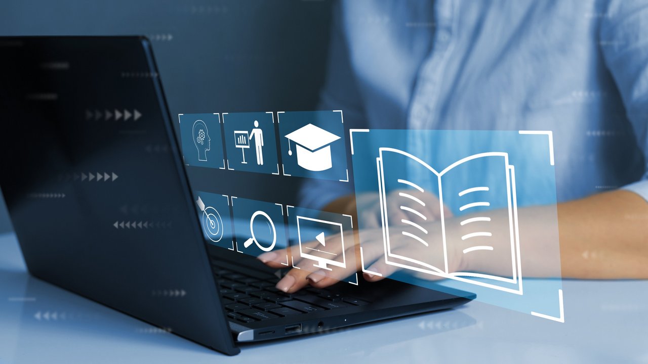 Duales Studium Digitales Verwaltungsmanagement Person tippt auf Laptop, verschiedene Symbole schweben in der Luft (Dokumente, Ordner etc.)