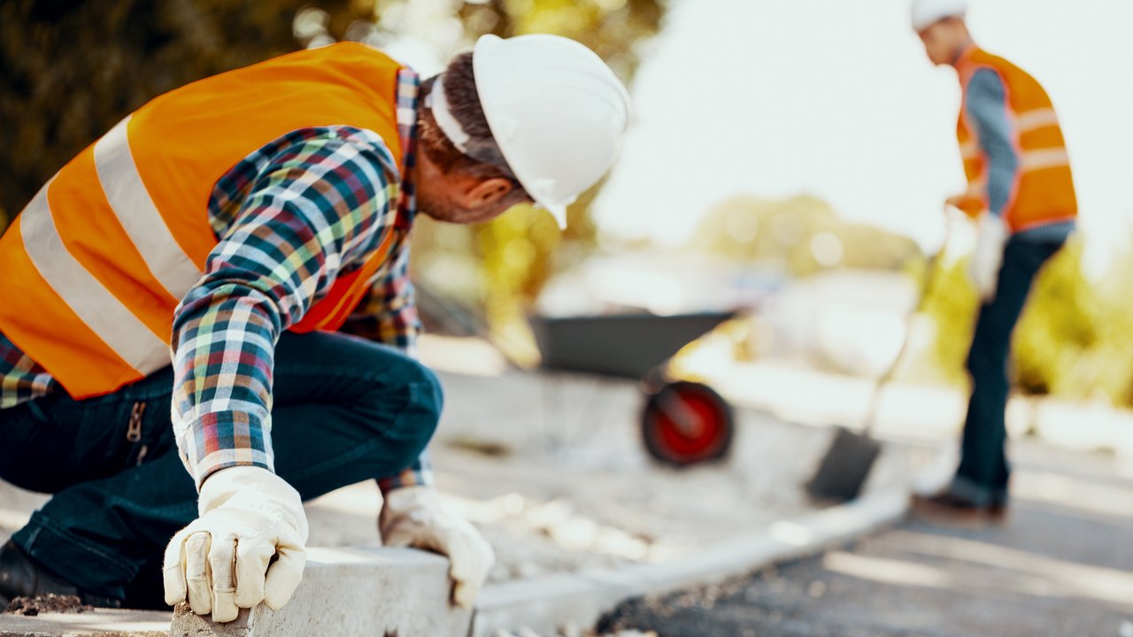 Zwei Menschen arbeiten auf einer Baustelle