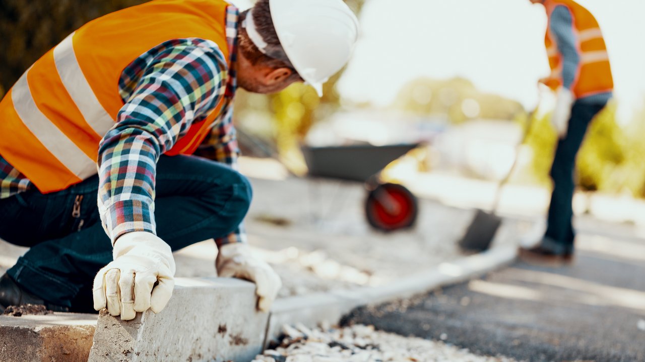 Zwei Menschen arbeiten auf einer Baustelle