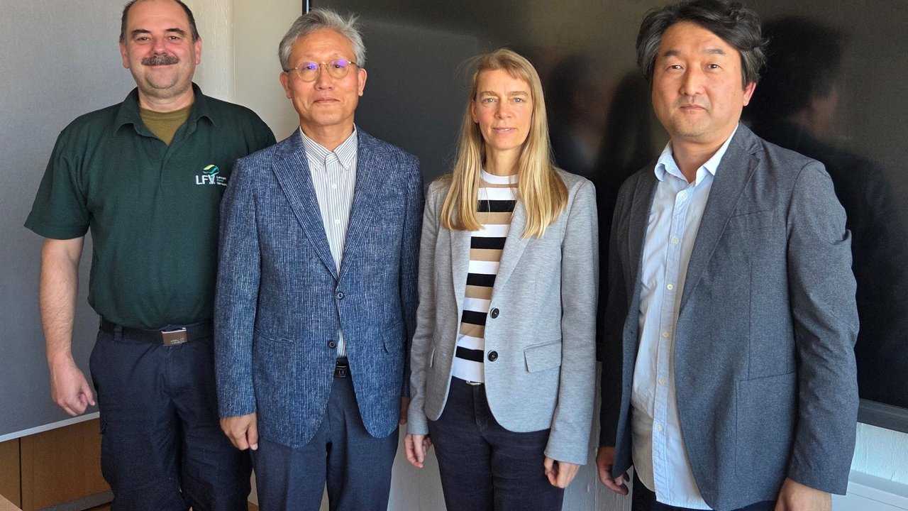 Mitarbeitende der Konkuk-Universität mit Mitarbeitenden der Forstdirektion Freiburg