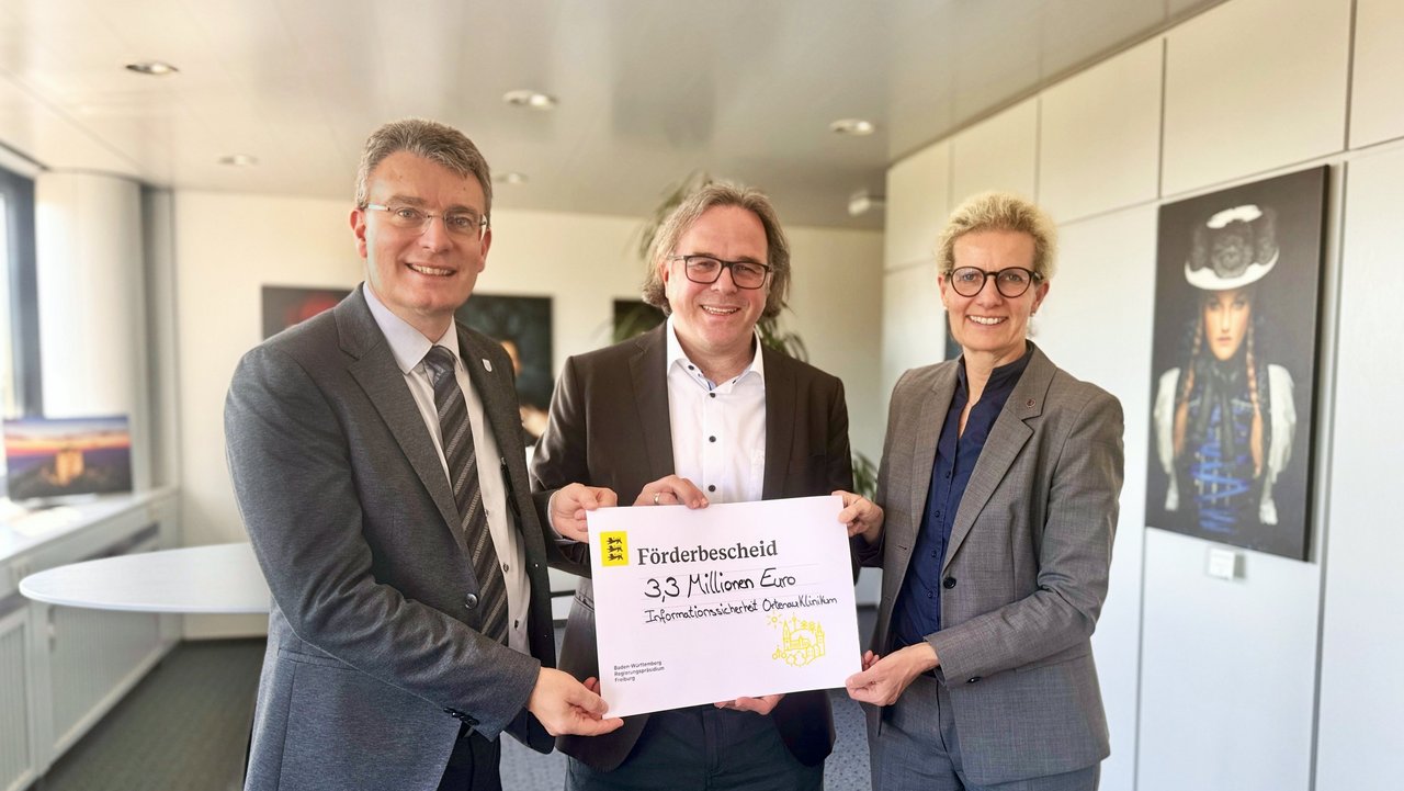 Förderbescheid Ortenau Klinikum Übergabe des Förderbescheids von Regierungspräsident Gabbert