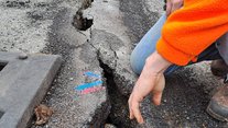 Rissbildung am 26. Februar 2024 Tiefer Riss im Asphalt