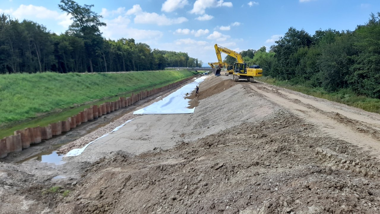 Schutterentlastungskanal mit Bagger