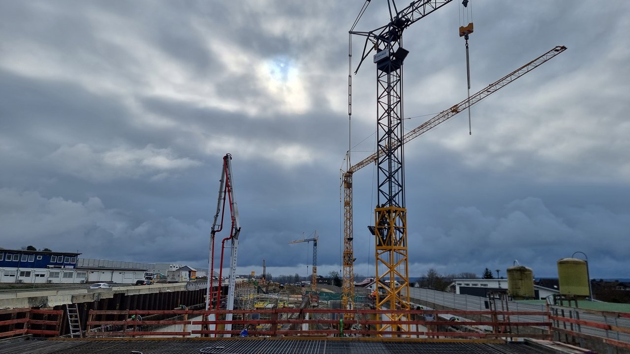 Kraene auf Baustelle