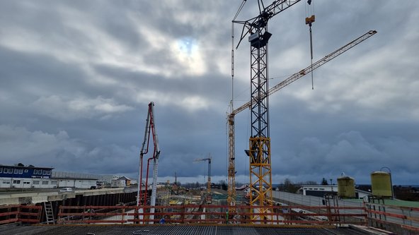 Kraene auf Baustelle