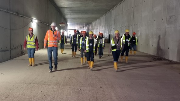 Menschen im Tunnel