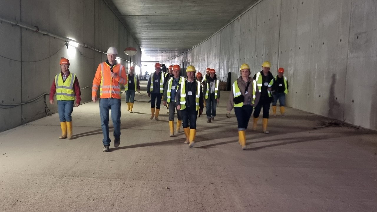 Menschen im Tunnel