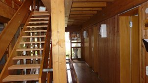 Holztreppe im Wohnheim