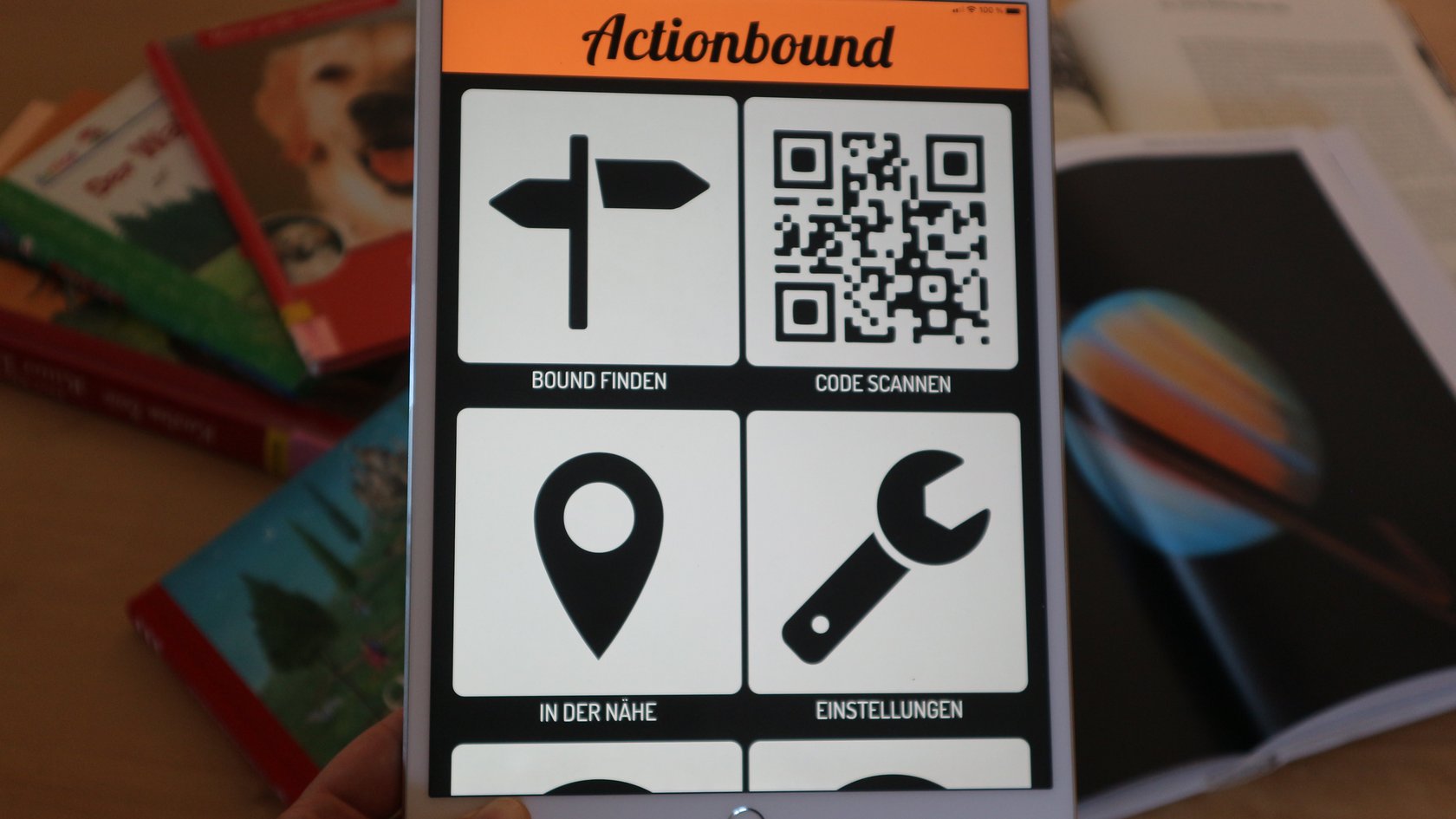 Ein Tablett mit mehreren Symbolen