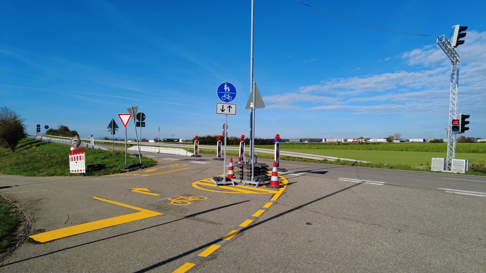 Straße mit Markierungen