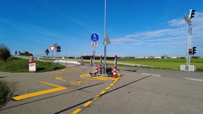 Straße mit Markierungen