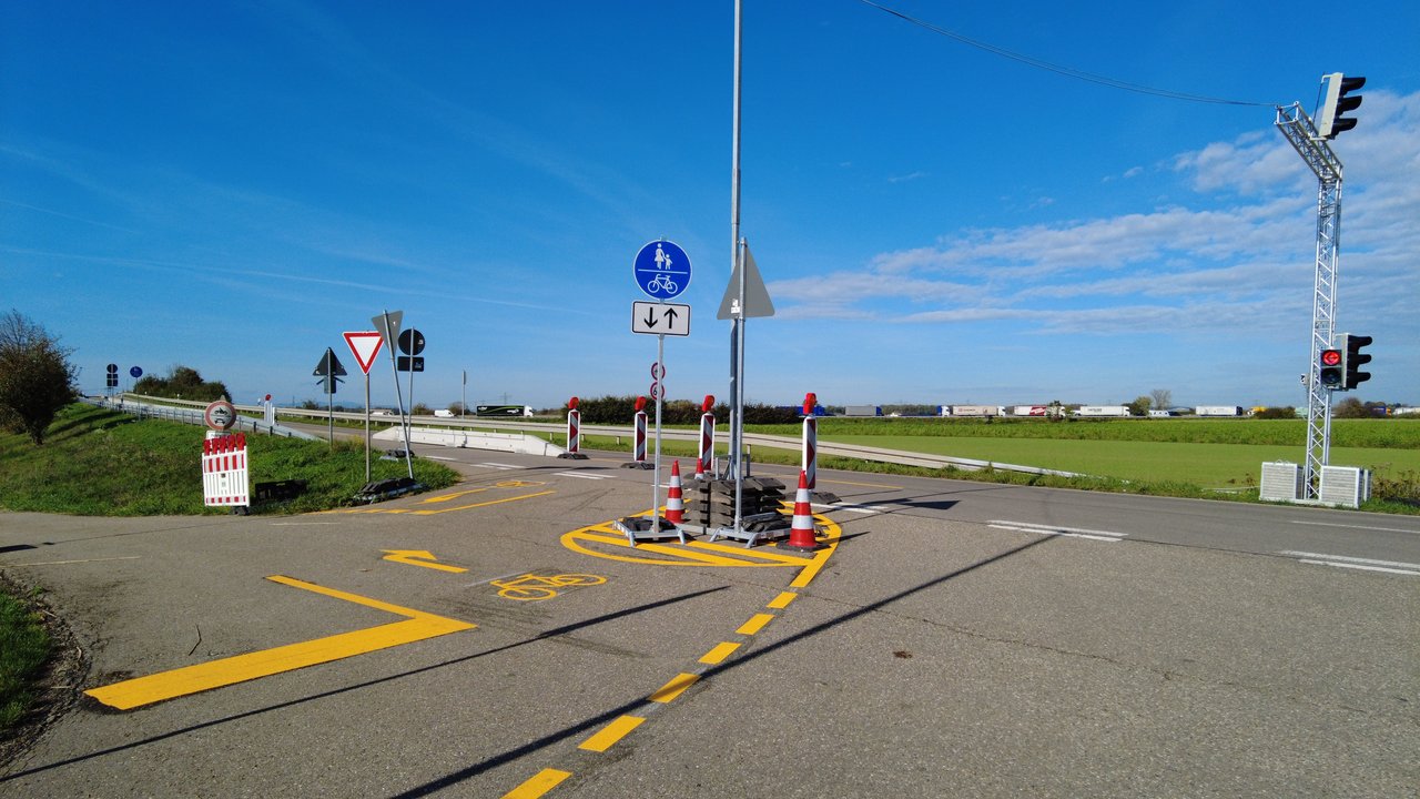Verkehrsversuch Straße mit Markierungen