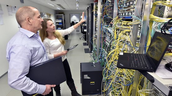 Informatiker bei der Arbeit im Regierungspräsidium