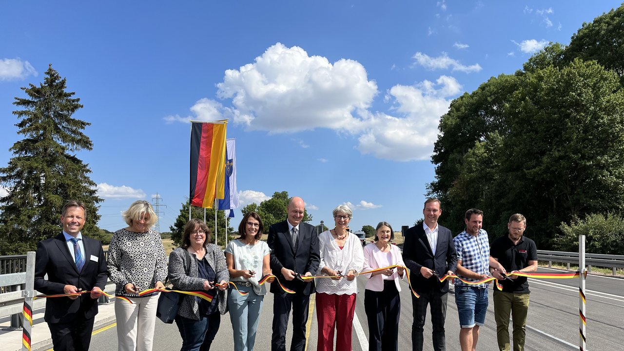 Symbolischer Banddurchschnitt auf der B 31