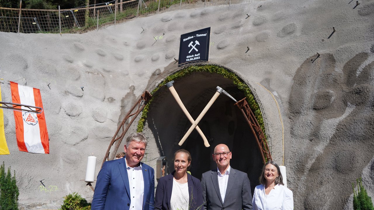 vlnr: V.l.n.r.: BM Wolfgang Hermann (Hausach), Tunnelpatin Nadine Hermann, Ministerialdirektor Berthold Frieß und Regierungspräsidentin Bärbel Schäfer
