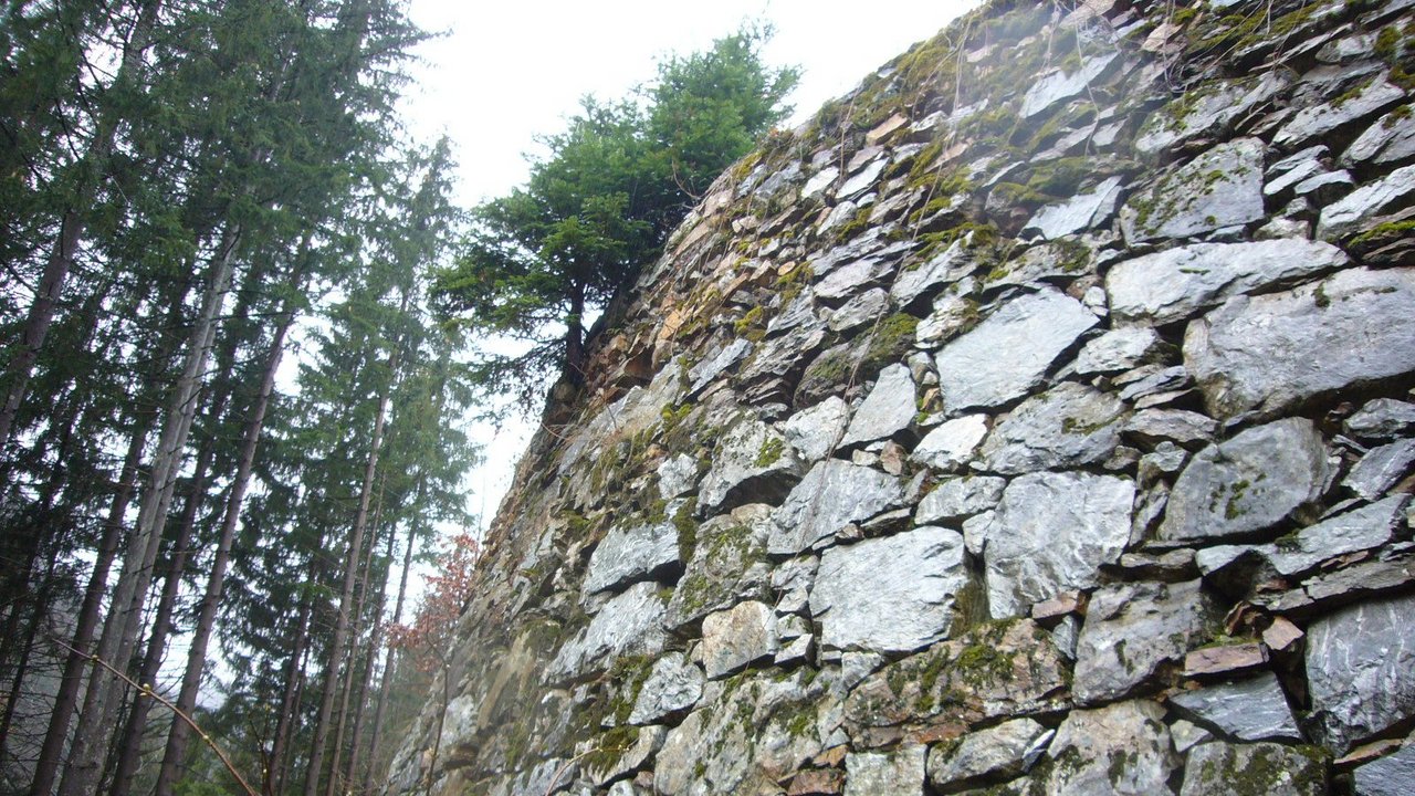Die Stützmauer an der L 126 bei Oberried.