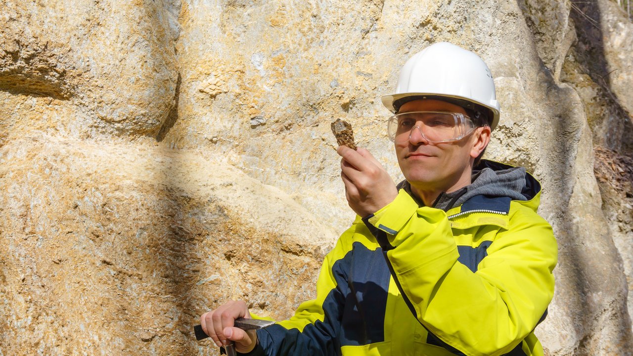 Ausbildung im Regierungspräsidium Freiburg Ein Geologie untersucht eine Gesteinsschicht
