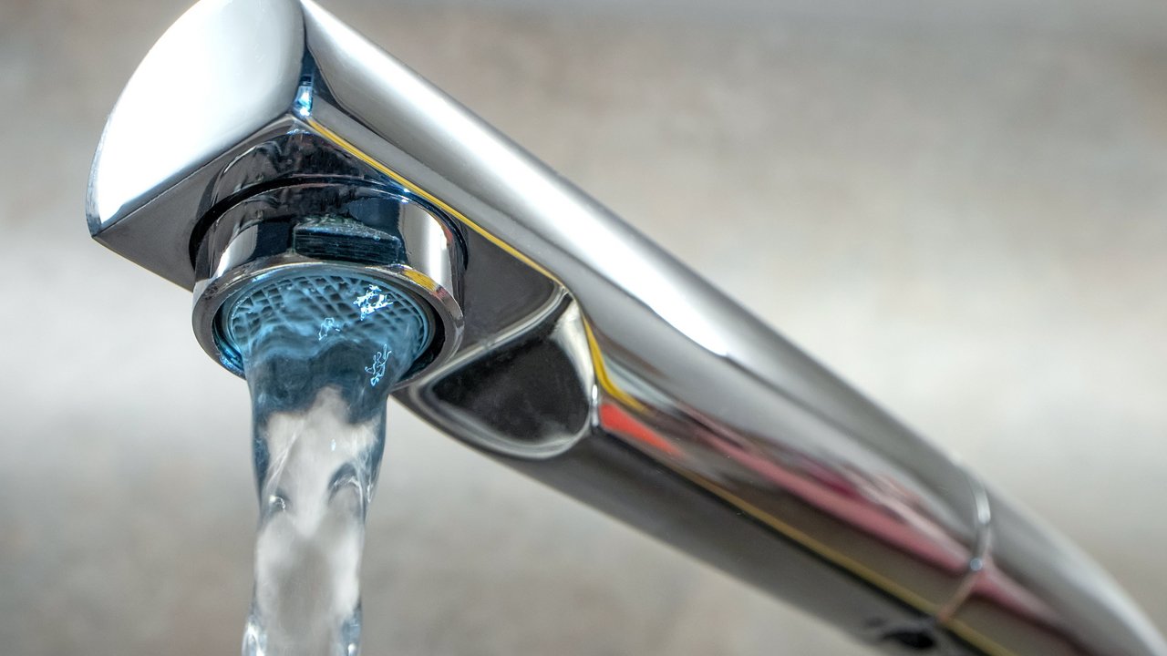 Wasser fließt aus einem Wasserhahn