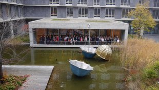 Mitarbeitende des Regierungspräsidiums im Innenhof eines Dienstgebäudes