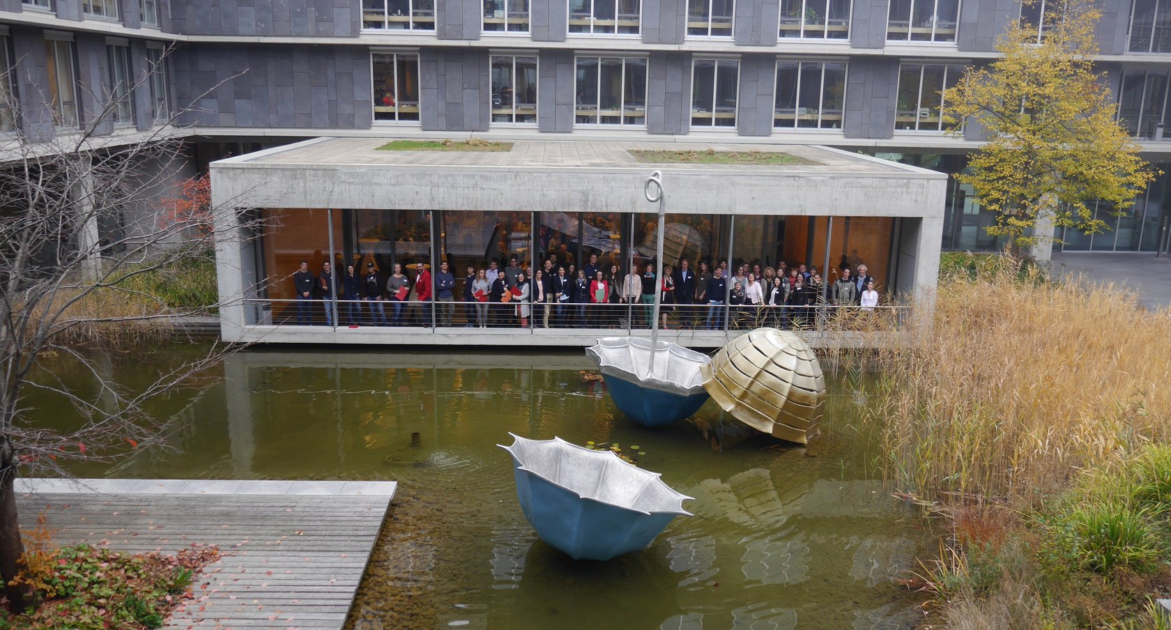 Mitarbeitende des Regierungspräsidiums im Innenhof eines Dienstgebäudes