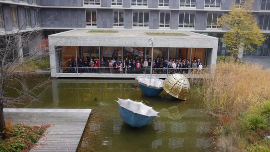 Mitarbeitende des Regierungspräsidiums im Innenhof eines Dienstgebäudes